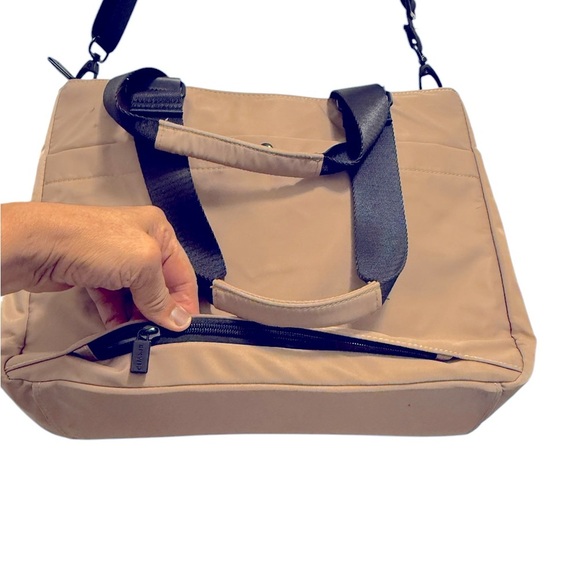THE CARGO CATCHALL TOTE CAMEL with Black Accents in new conditions, screen pad - Picture 9 of 14